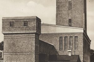 Widok na kompleks fabryczny z wieżą ciśnień, źródło: Die Chronik der Feldmühle Stettin, 1935